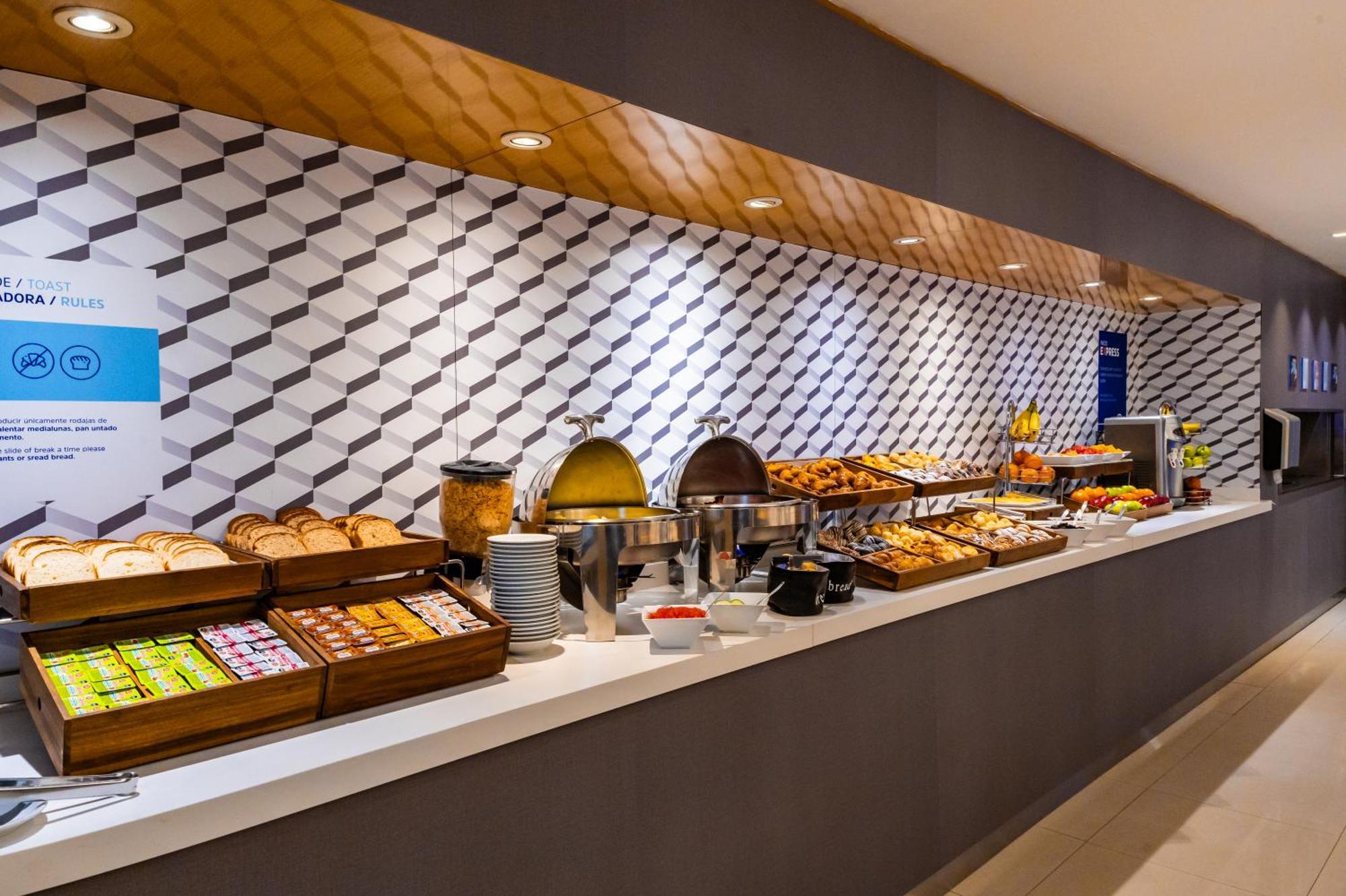 Holiday Inn Express Rosario By Ihg Екстериор снимка